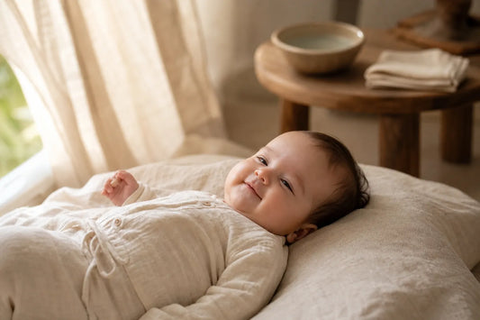 Bébé apaisé dans une chambre fraîche et lumineuse, ambiance douce de soin de la peau