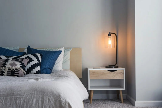 Chambre moderne avec un grand lit 160x200